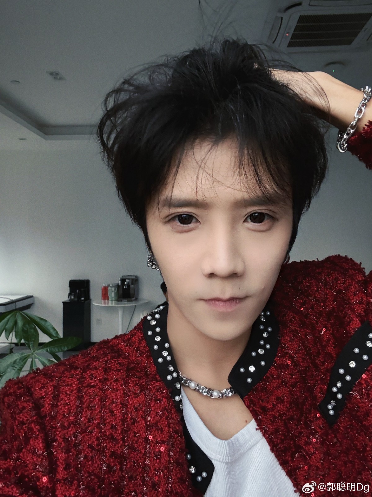 才因病退出演藝圈!知名男星「突剃光頭入院手術」 顫抖痛哭:「要搶回人生的主動權...」