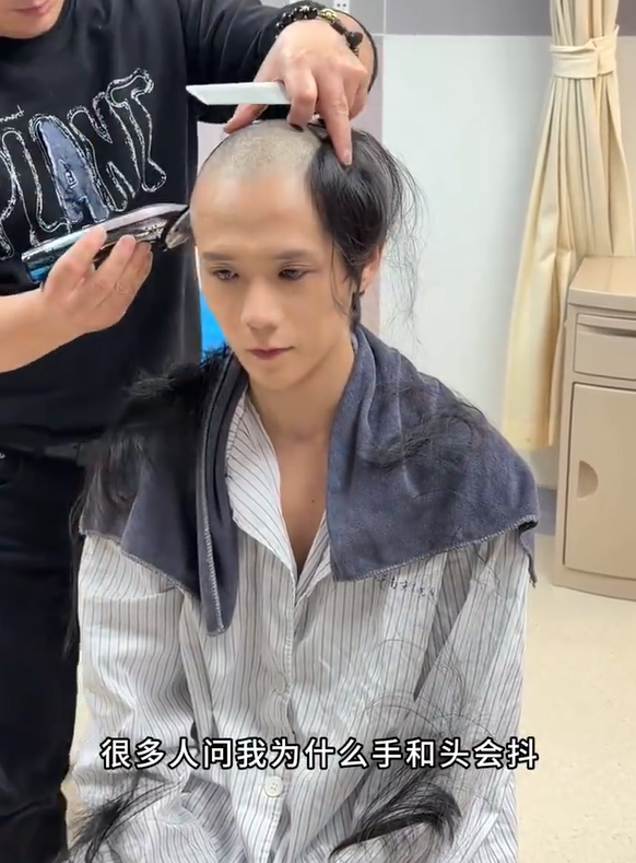 才因病退出演藝圈!知名男星「突剃光頭入院手術」 顫抖痛哭:「要搶回人生的主動權...」