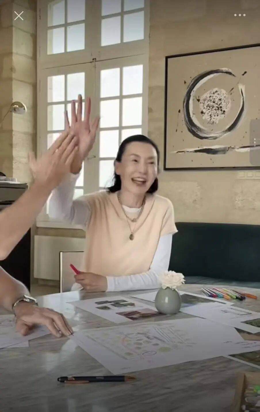 息影20年！61歲金馬影后「退休後改當園丁」　打造夢想花園「素顏動工照曝光」網驚：狀態超年輕