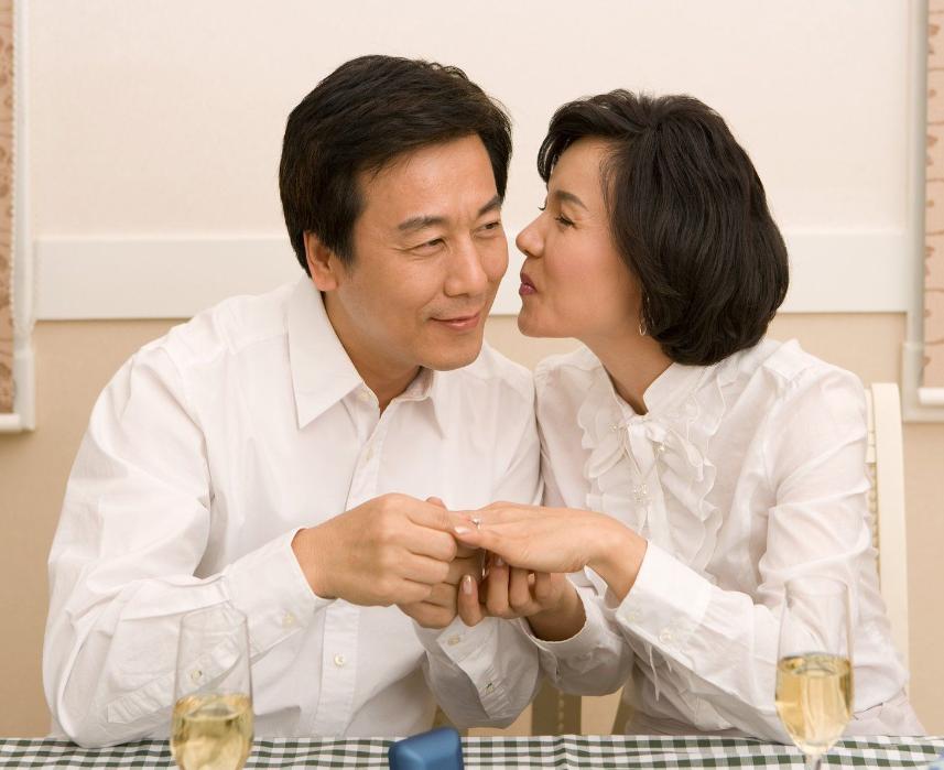 女人停經後!繼續過「夫妻生活」對身體有5個好處 每個男女人都該了解一下