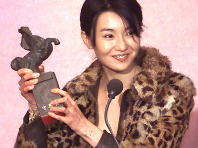 息影20年！61歲金馬影后「退休後改當園丁」　打造夢想花園「素顏動工照曝光」網驚：狀態超年輕