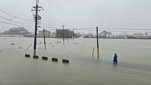 鳳凰颱風狂掃!47歲女星「驚傳受困蘇澳」 PO影片求救「水就淹到腰了」