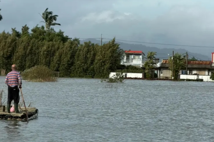 鳳凰颱風狂掃!47歲女星「驚傳受困蘇澳」 PO影片求救「水就淹到腰了」