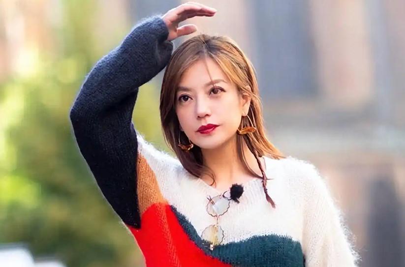 被封殺4年!49歲趙薇「突傳胃癌離世」 婚姻事業全無「淡出後蹤跡曝光」粉絲嚇哭:走的是她...