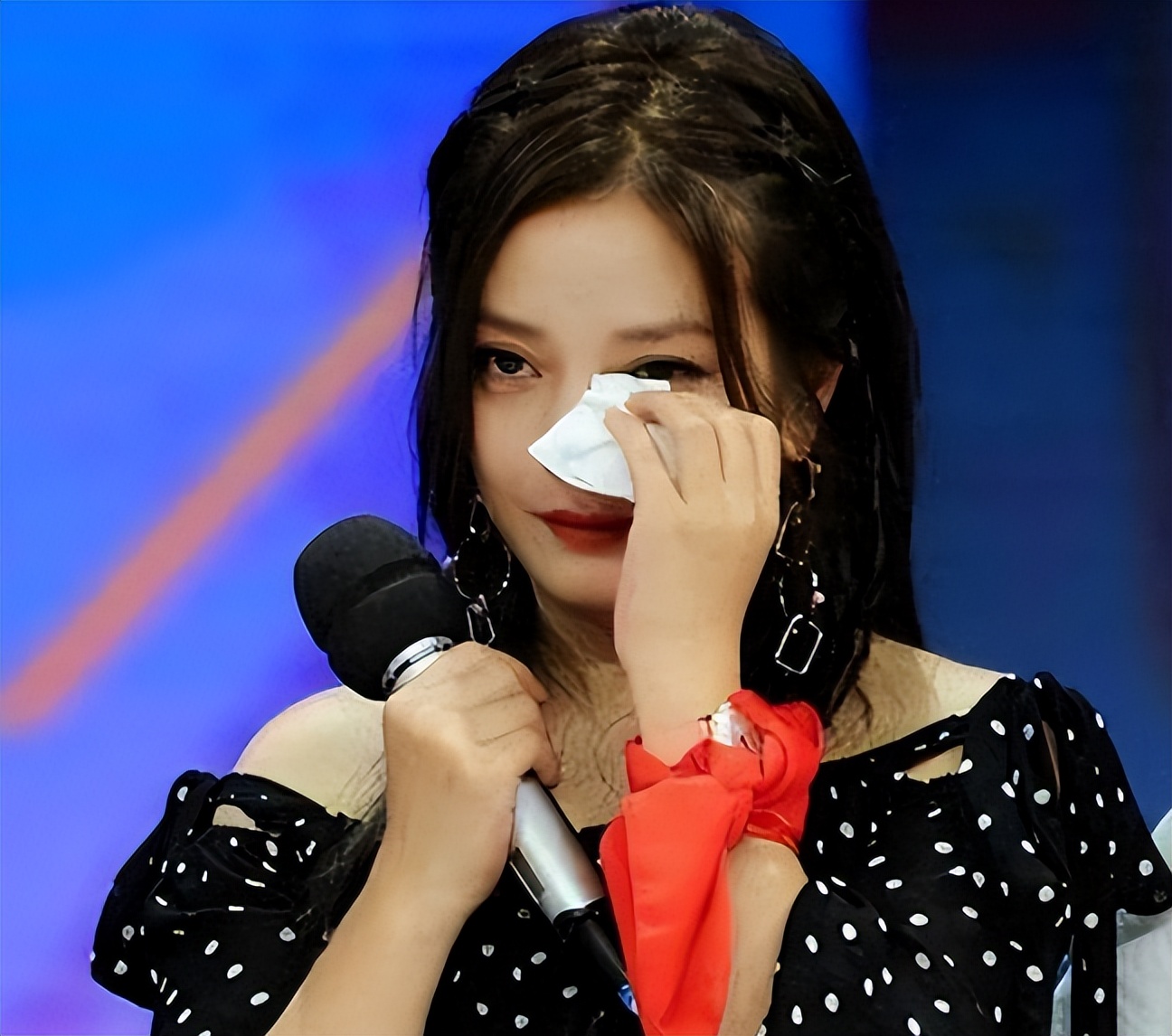 被封殺4年!49歲趙薇「突傳胃癌離世」 婚姻事業全無「淡出後蹤跡曝光」粉絲嚇哭:走的是她...