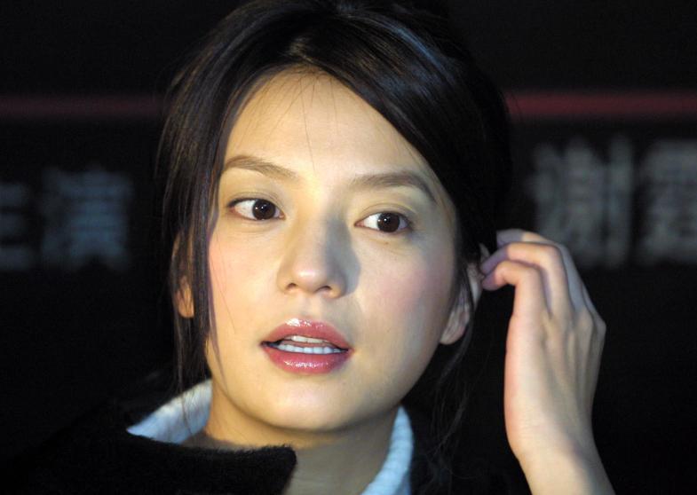 被封殺4年!49歲趙薇「突傳胃癌離世」 婚姻事業全無「淡出後蹤跡曝光」粉絲嚇哭:走的是她...