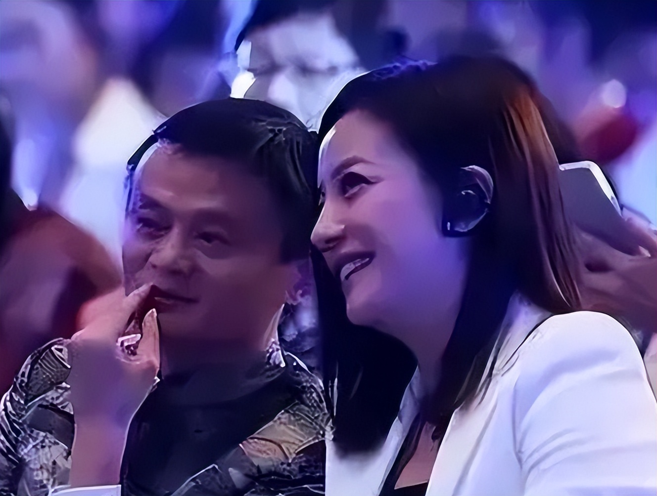 被封殺4年!49歲趙薇「突傳胃癌離世」 婚姻事業全無「淡出後蹤跡曝光」粉絲嚇哭:走的是她...