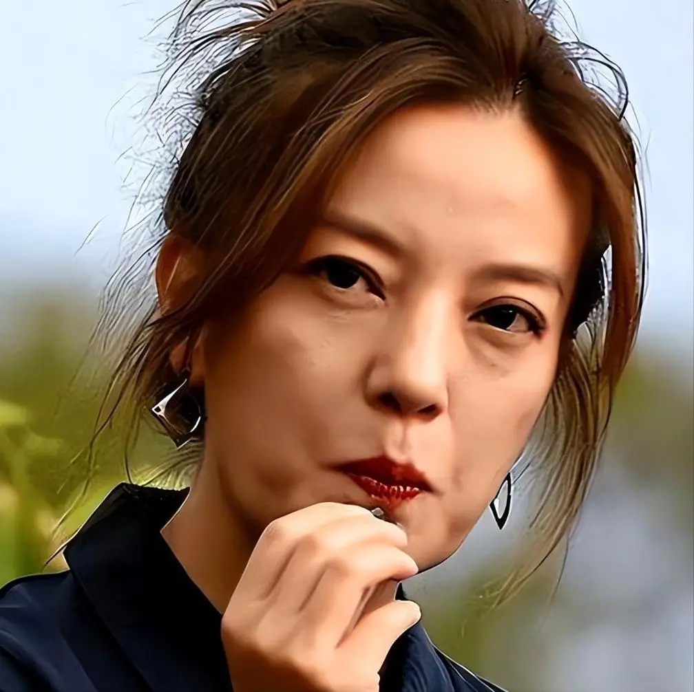 被封殺4年!49歲趙薇「突傳胃癌離世」 婚姻事業全無「淡出後蹤跡曝光」粉絲嚇哭:走的是她...