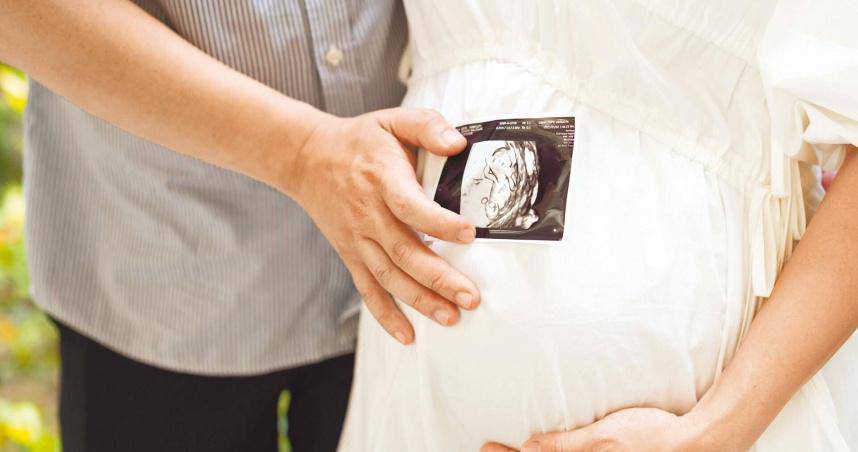 找代理孕母！台灣男同志嗨喊「一舉懷上四胞胎」　過程曝光「網砲轟噁心」：堅持不減胎