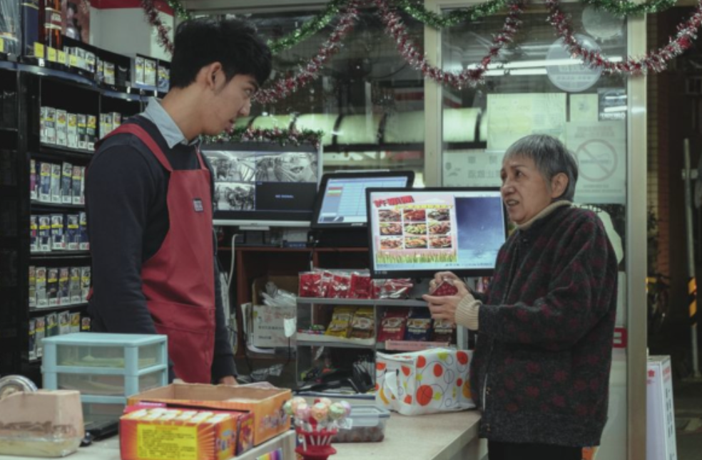 超商白髮嬤問「年輕人能借錢買便當」？他好心給200元「一看櫃檯秒爆氣」：以後不借了