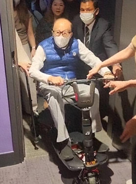 身家破兆也沒用!97歲前首富「虛弱坐輪椅」集團搖搖欲墜 至今無法退休「全因2個60歲兒子」...