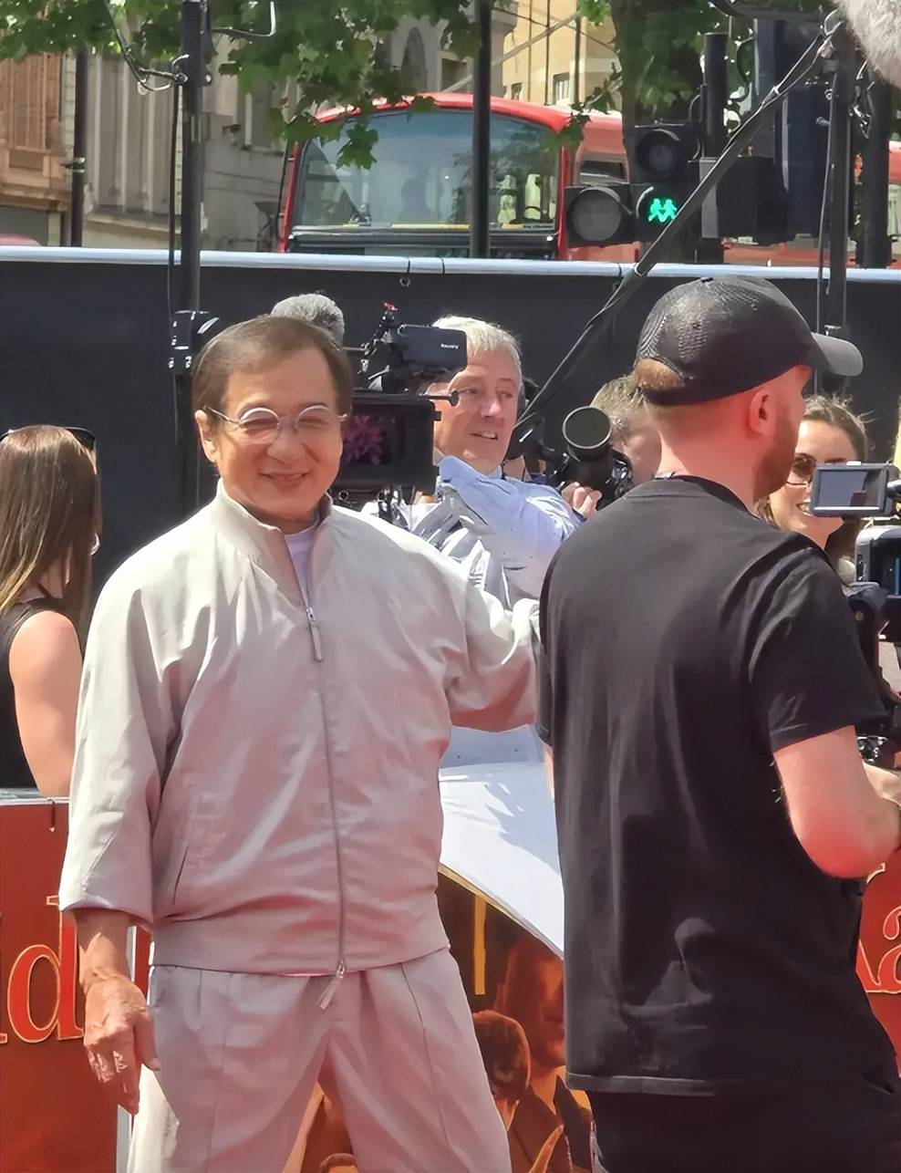 去年還精神抖擻!71歲大咖影帝「被捕捉斷崖式衰老」 對比2年前「頭髮稀疏全白」原因引網熱淚...