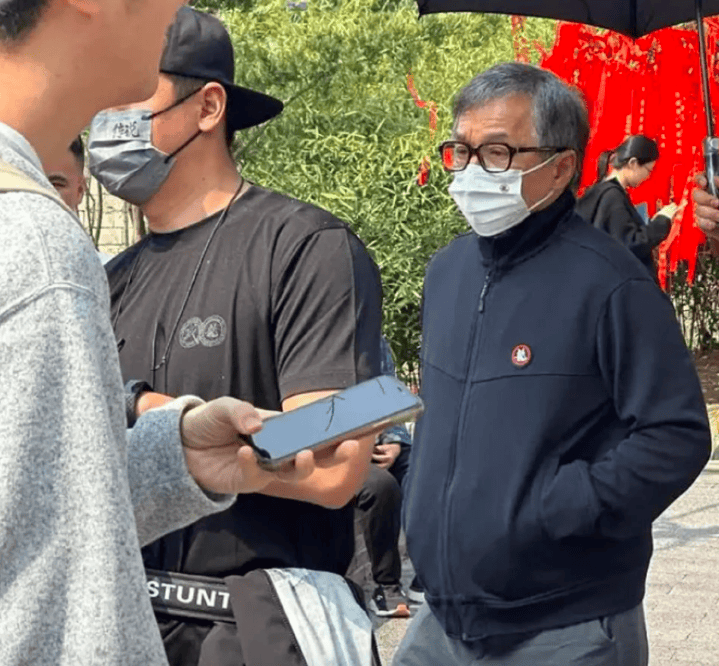 去年還精神抖擻!71歲大咖影帝「被捕捉斷崖式衰老」 對比2年前「頭髮稀疏全白」原因引網熱淚...