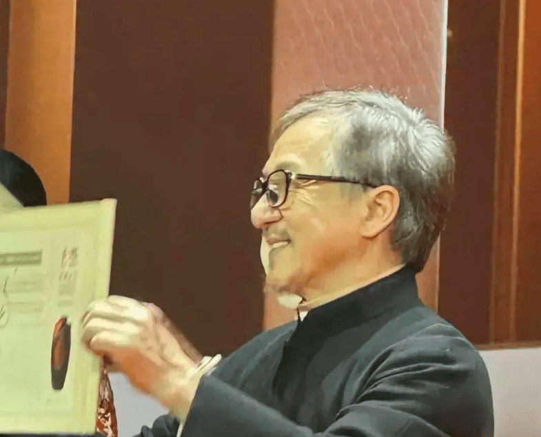 去年還精神抖擻!71歲大咖影帝「被捕捉斷崖式衰老」 對比2年前「頭髮稀疏全白」原因引網熱淚...