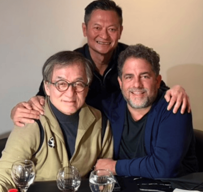 去年還精神抖擻!71歲大咖影帝「被捕捉斷崖式衰老」 對比2年前「頭髮稀疏全白」原因引網熱淚...