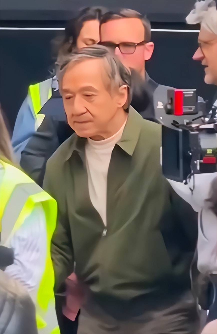 去年還精神抖擻!71歲大咖影帝「被捕捉斷崖式衰老」 對比2年前「頭髮稀疏全白」原因引網熱淚...