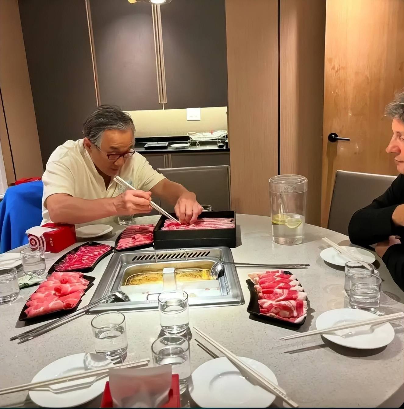 去年還精神抖擻!71歲大咖影帝「被捕捉斷崖式衰老」 對比2年前「頭髮稀疏全白」原因引網熱淚...