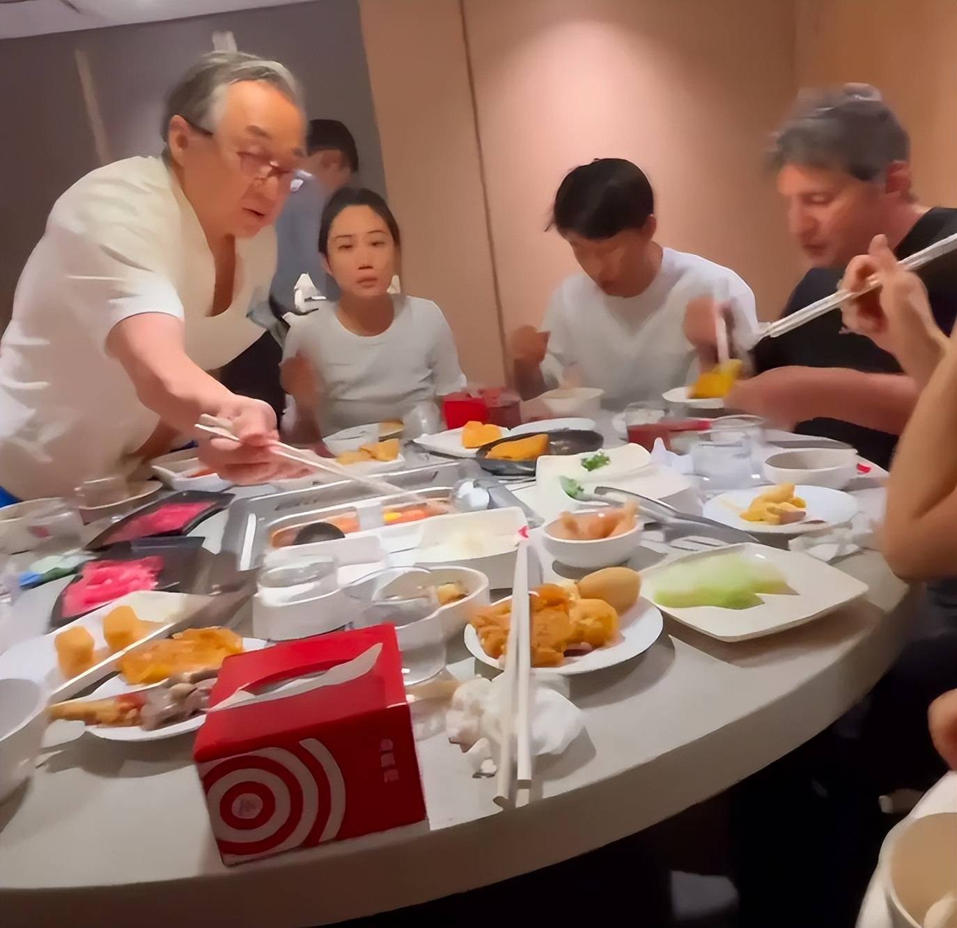 去年還精神抖擻!71歲大咖影帝「被捕捉斷崖式衰老」 對比2年前「頭髮稀疏全白」原因引網熱淚...