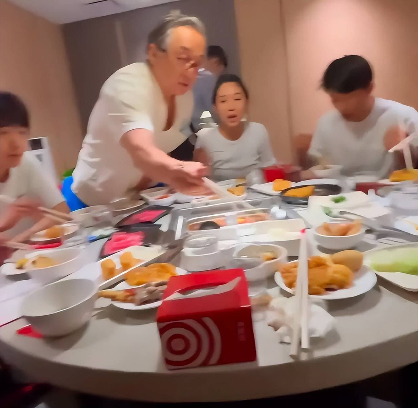 去年還精神抖擻!71歲大咖影帝「被捕捉斷崖式衰老」 對比2年前「頭髮稀疏全白」原因引網熱淚...