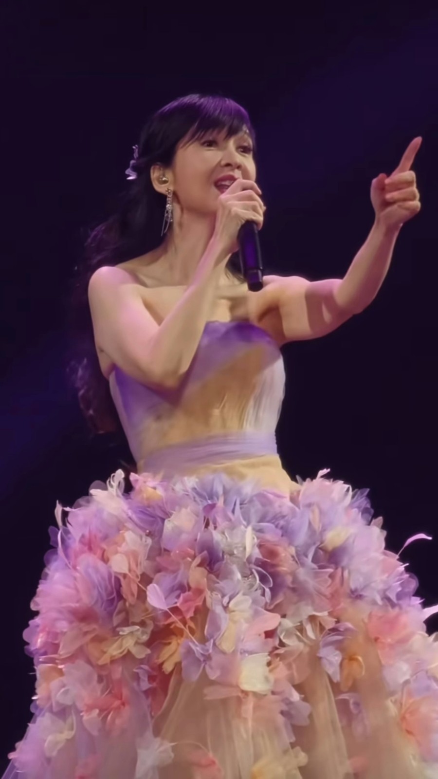 玉女掌門人又翻車！58歲凍齡女神「大走音氣不足」　觀眾傻眼「臉也下垂老態盡現」：該收山了吧