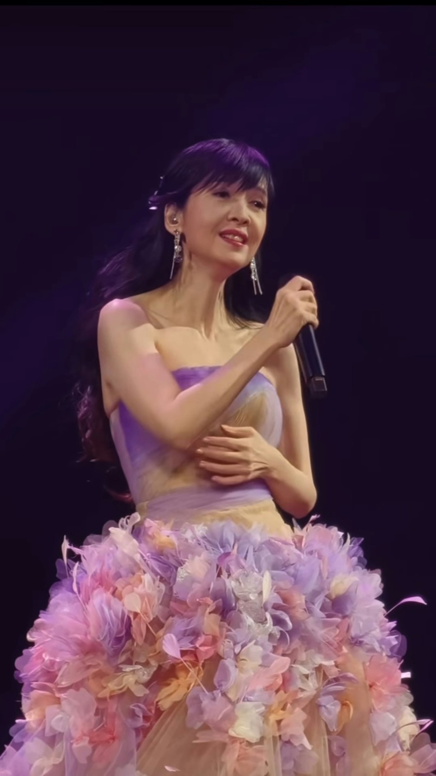 玉女掌門人又翻車！58歲凍齡女神「大走音氣不足」　觀眾傻眼「臉也下垂老態盡現」：該收山了吧