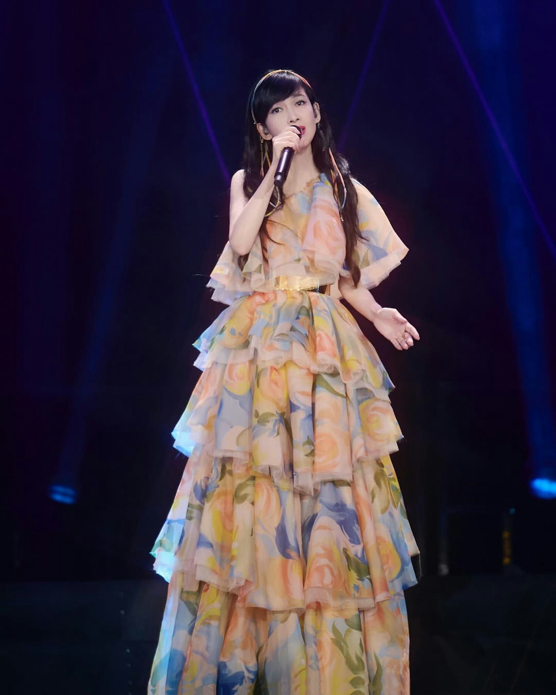 玉女掌門人又翻車！58歲凍齡女神「大走音氣不足」　觀眾傻眼「臉也下垂老態盡現」：該收山了吧