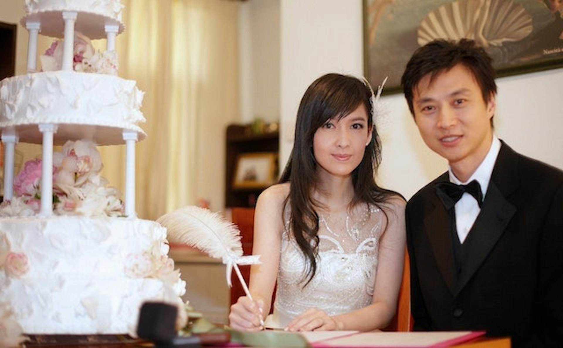 玉女掌門人又翻車！58歲凍齡女神「大走音氣不足」　觀眾傻眼「臉也下垂老態盡現」：該收山了吧