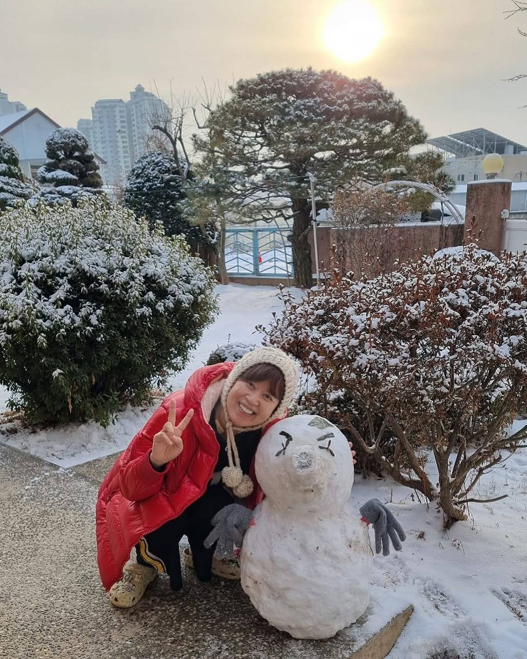 低調抗癌10個月!58歲喜劇界教母「無預警停工」 苦熬12次化療「公開光頭照」認:已轉移至淋巴