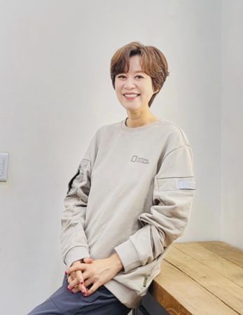 低調抗癌10個月!58歲喜劇界教母「無預警停工」 苦熬12次化療「公開光頭照」認:已轉移至淋巴