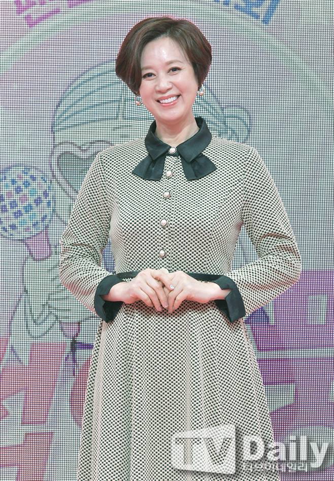 低調抗癌10個月!58歲喜劇界教母「無預警停工」 苦熬12次化療「公開光頭照」認:已轉移至淋巴