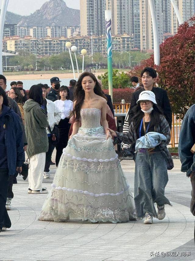 曾是甜美女神！知名女星「頂超尖下巴被偶遇」　暴瘦模樣看傻：「是不是整太多了？」 