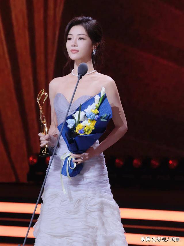 曾是甜美女神！知名女星「頂超尖下巴被偶遇」　暴瘦模樣看傻：「是不是整太多了？」 