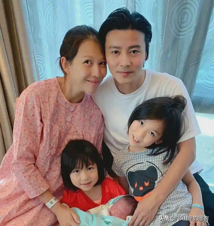 曾交往吳奇隆!52歲大咖影后「一頭紅髮現身街頭」 蘋果肌下垂「美貌徹底衰老」網全看呆