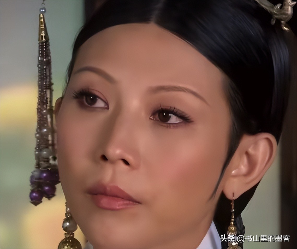 曾交往吳奇隆!52歲大咖影后「一頭紅髮現身街頭」 蘋果肌下垂「美貌徹底衰老」網全看呆