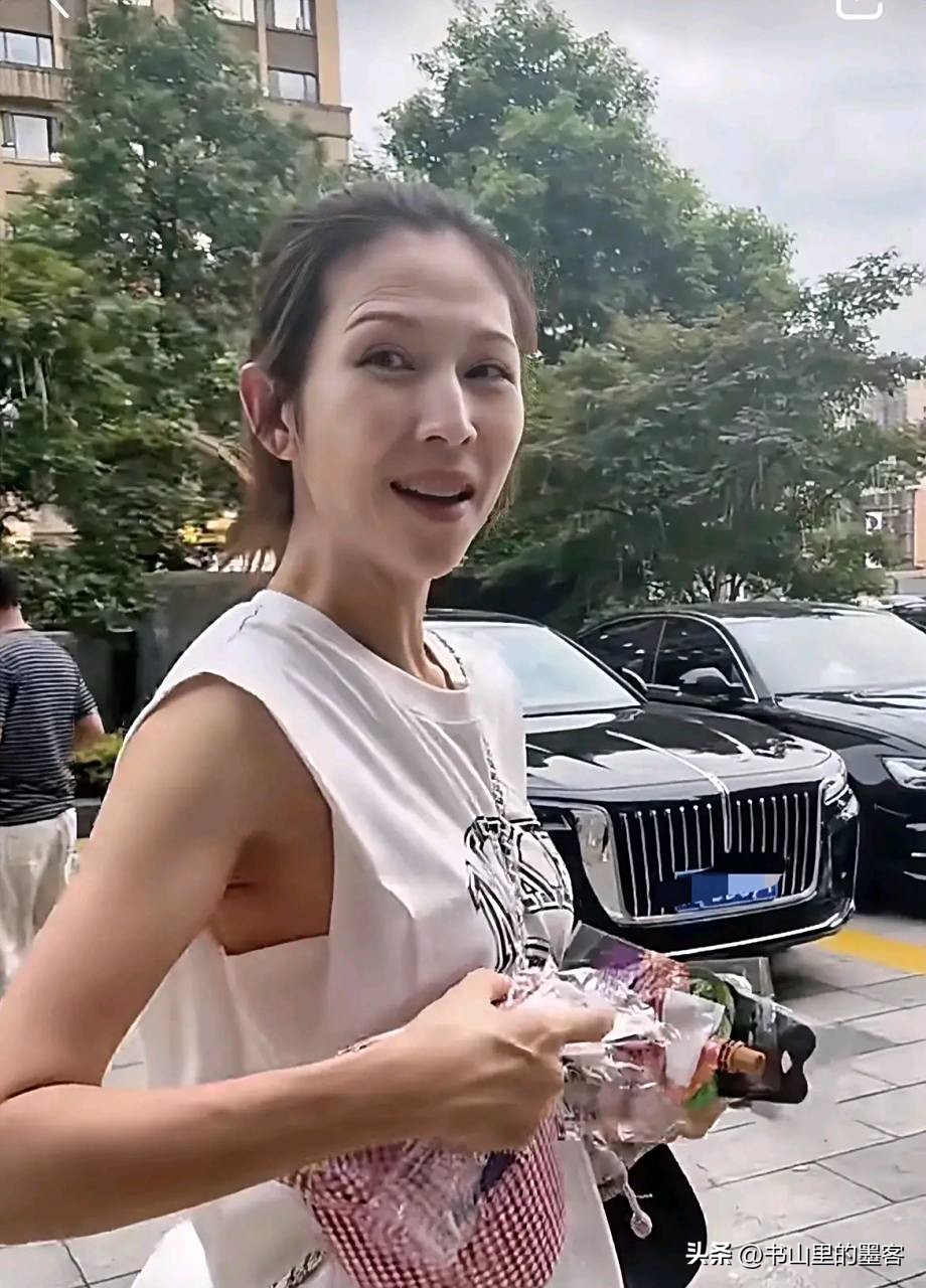 曾交往吳奇隆!52歲大咖影后「一頭紅髮現身街頭」 蘋果肌下垂「美貌徹底衰老」網全看呆