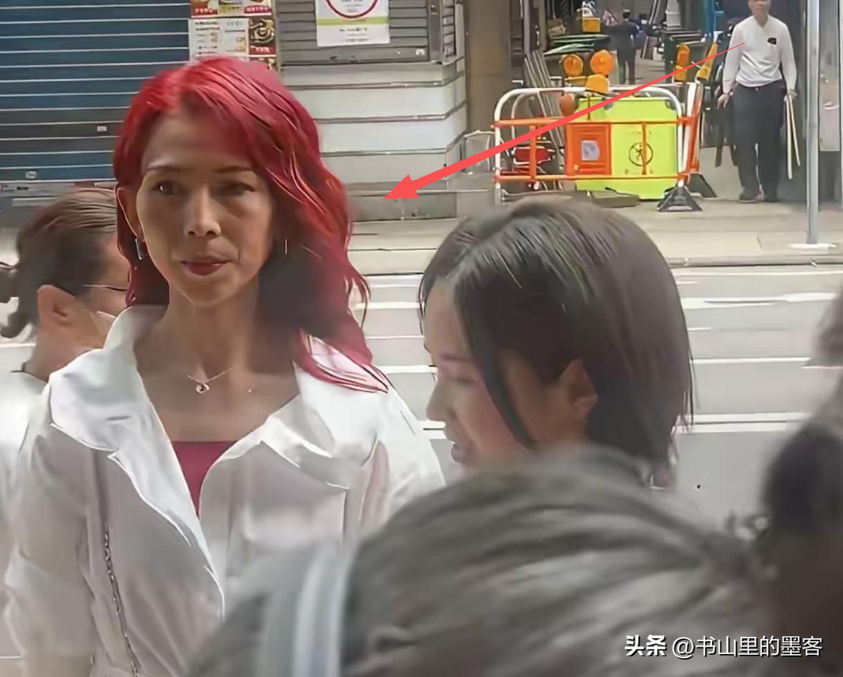 曾交往吳奇隆!52歲大咖影后「一頭紅髮現身街頭」 蘋果肌下垂「美貌徹底衰老」網全看呆