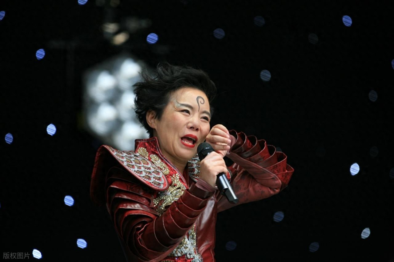 結束20年婚姻!50歲大咖歌后「獨自住在深山」養貓相伴 「親自下田種菜」氣色變超多:終於活成自己