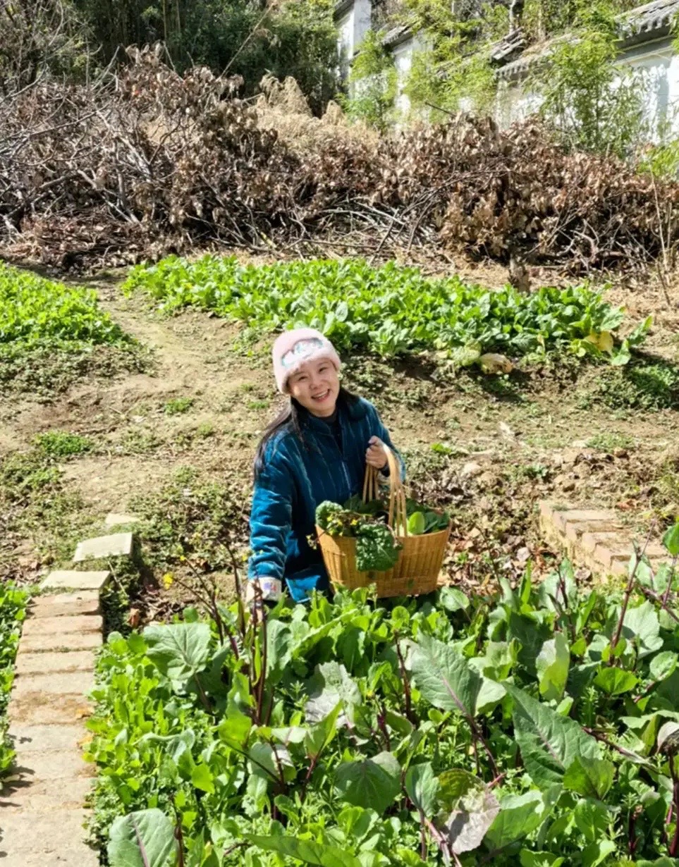 結束20年婚姻!50歲大咖歌后「獨自住在深山」養貓相伴 「親自下田種菜」氣色變超多:終於活成自己