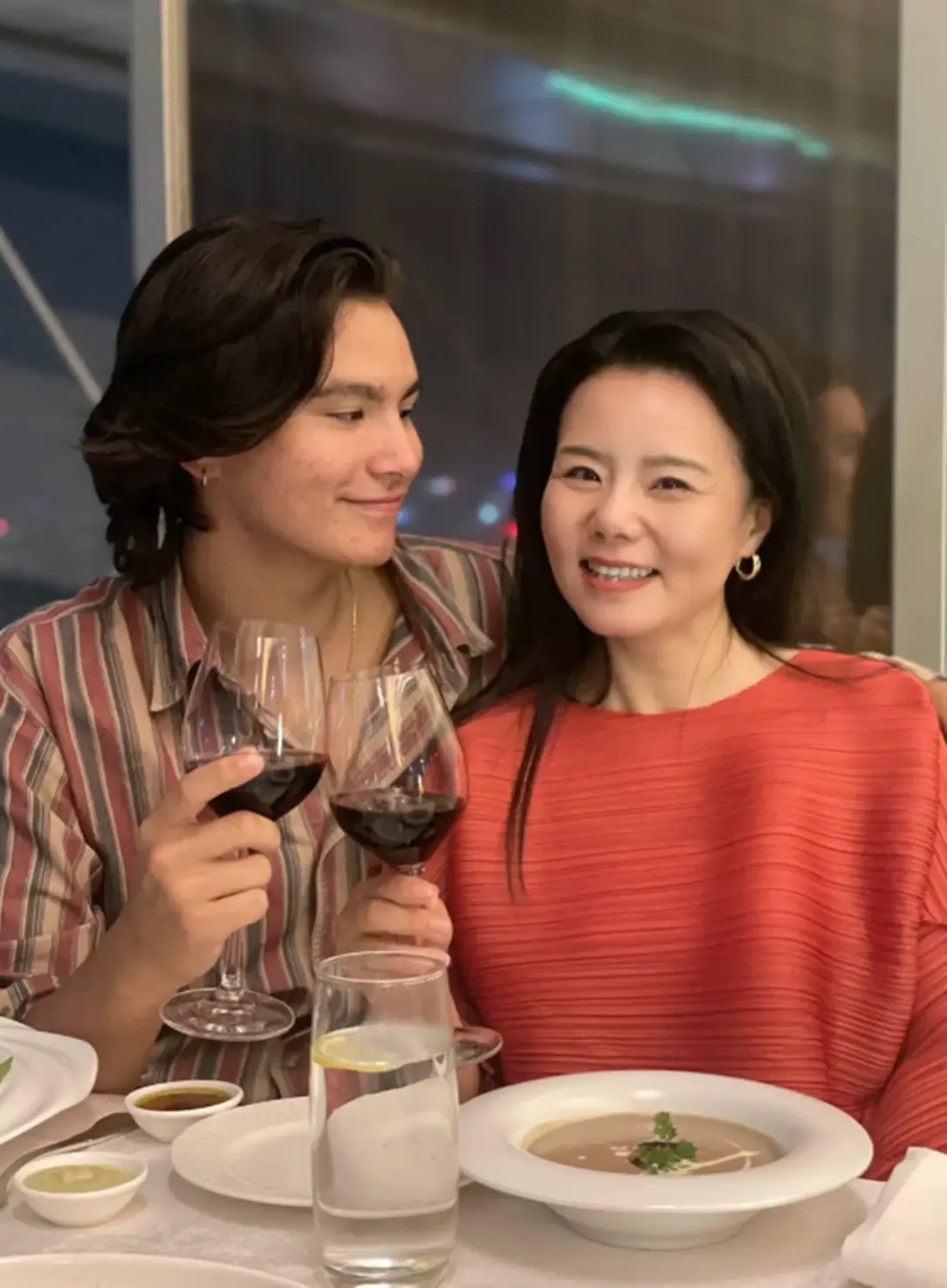 結束20年婚姻!50歲大咖歌后「獨自住在深山」養貓相伴 「親自下田種菜」氣色變超多:終於活成自己