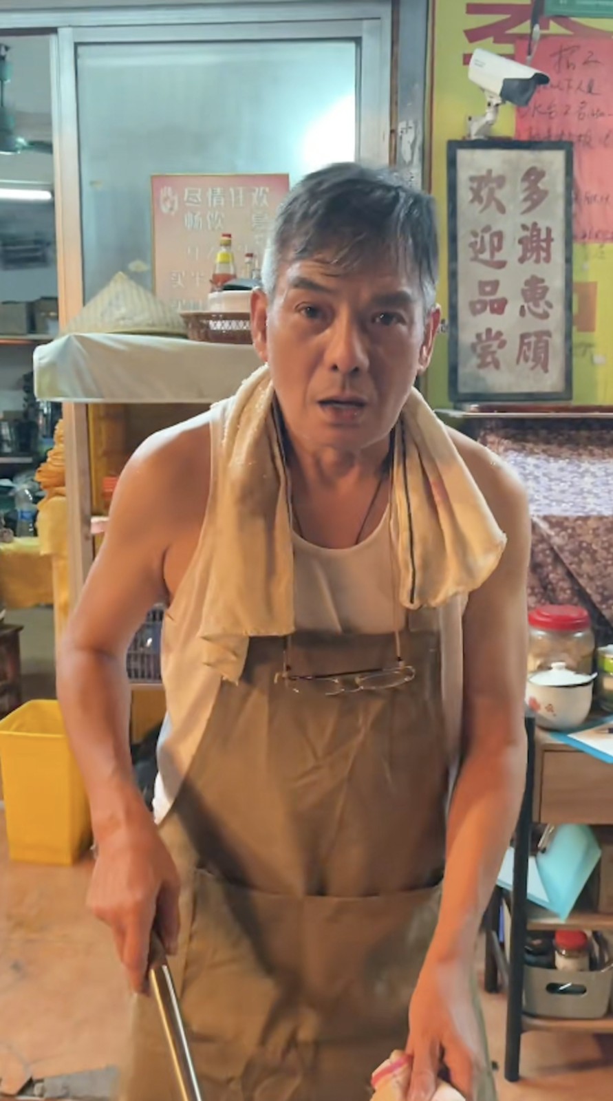 47歲才得女!老戲骨爆「沒戲拍路邊當廚師」 71歲消瘦髮白「直播吃牛屎」笑喊:沒辦法要生活