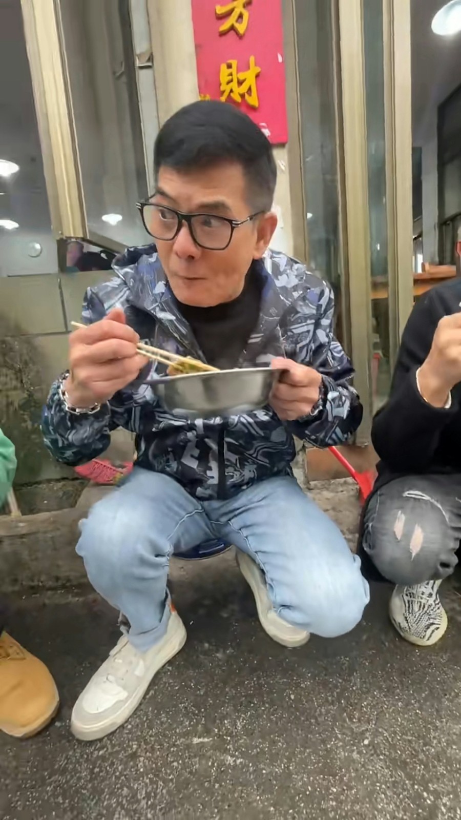 47歲才得女!老戲骨爆「沒戲拍路邊當廚師」 71歲消瘦髮白「直播吃牛屎」笑喊:沒辦法要生活