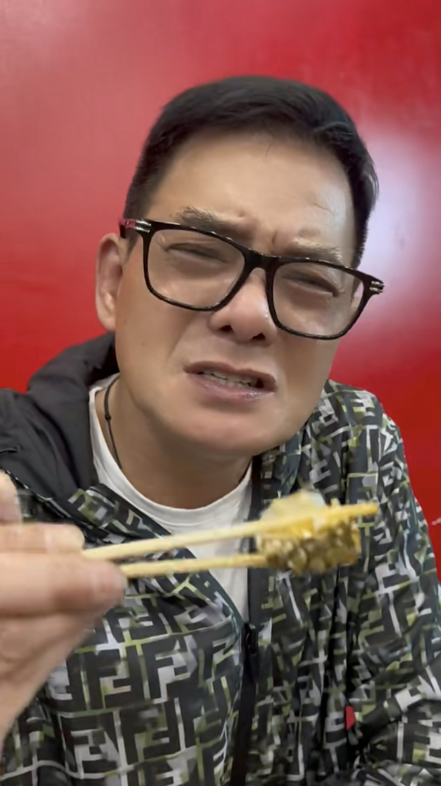 47歲才得女!老戲骨爆「沒戲拍路邊當廚師」 71歲消瘦髮白「直播吃牛屎」笑喊:沒辦法要生活