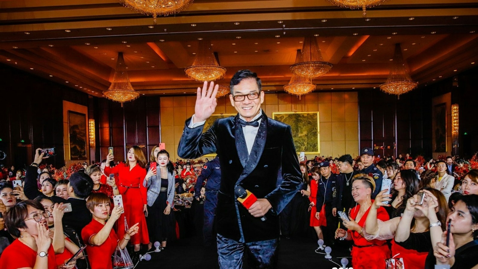 47歲才得女!老戲骨爆「沒戲拍路邊當廚師」 71歲消瘦髮白「直播吃牛屎」笑喊:沒辦法要生活