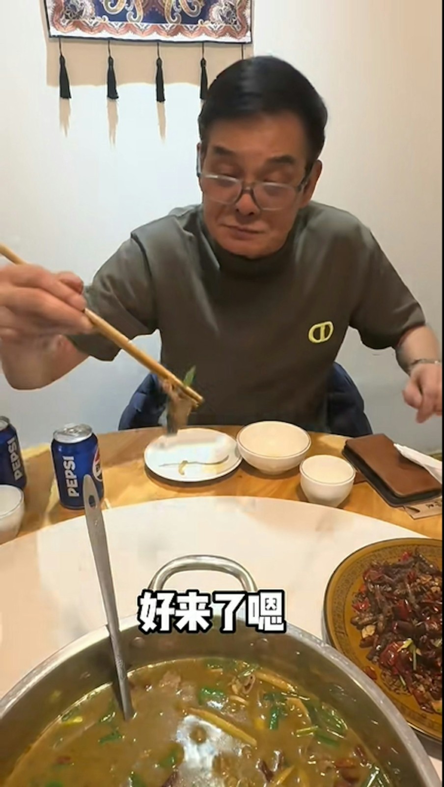 47歲才得女!老戲骨爆「沒戲拍路邊當廚師」 71歲消瘦髮白「直播吃牛屎」笑喊:沒辦法要生活