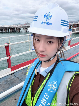 發展不如2姊姊!歐陽龍傅娟「21歲小女兒」演藝事業慘淡 驚爆「中國當工人蓋橋」網全看傻