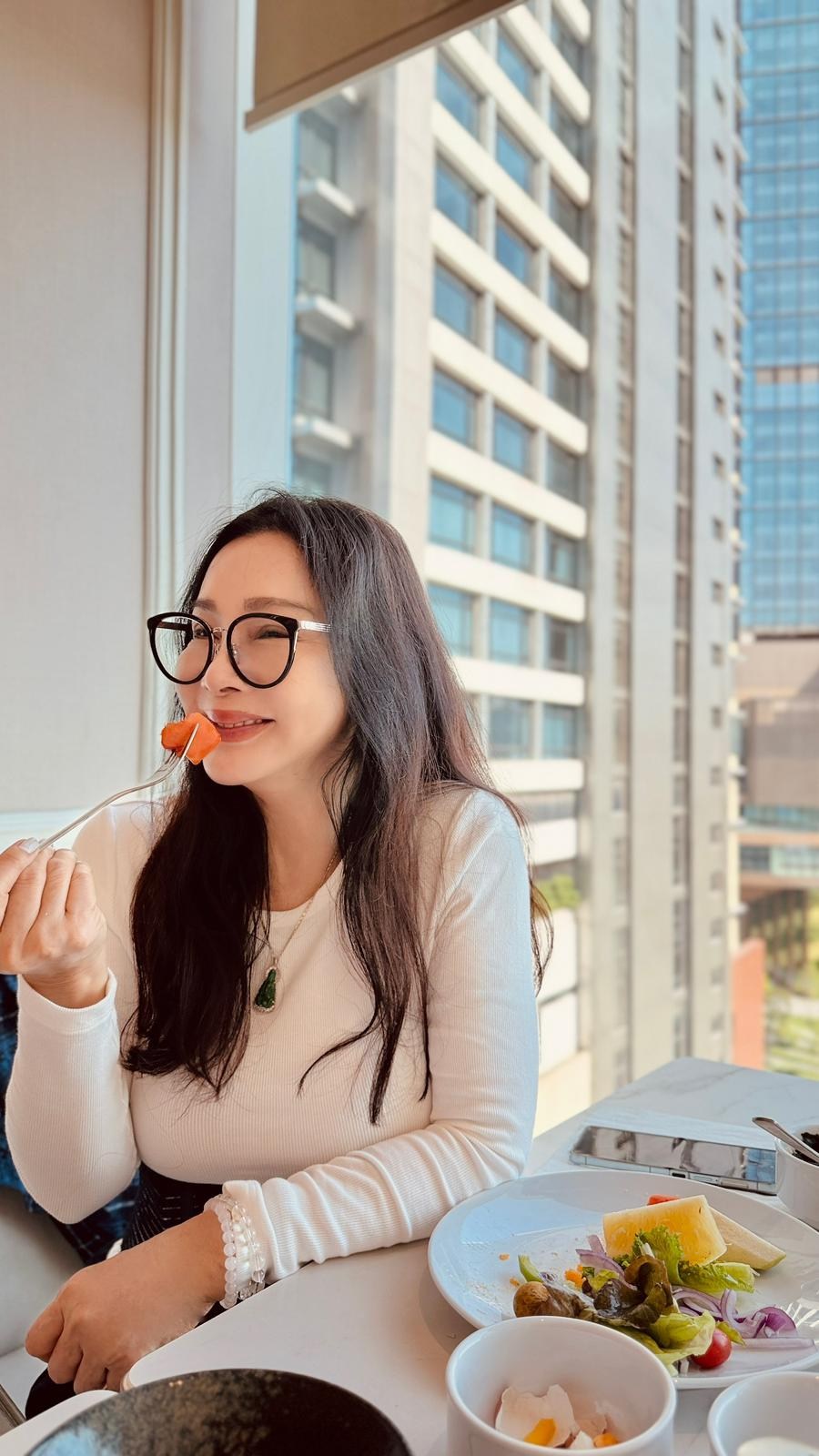 低胸性感亮相!陳美鳳「一部位爆改」年輕10歲 「一亮點卻遭嘲笑」粉絲心疼:都快70歲了