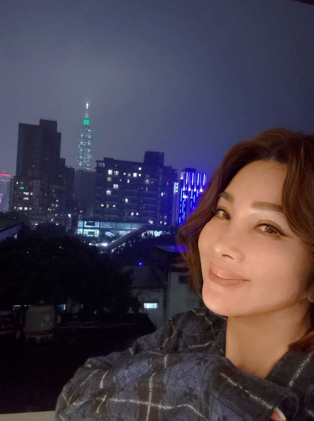 低胸性感亮相!陳美鳳「一部位爆改」年輕10歲 「一亮點卻遭嘲笑」粉絲心疼:都快70歲了