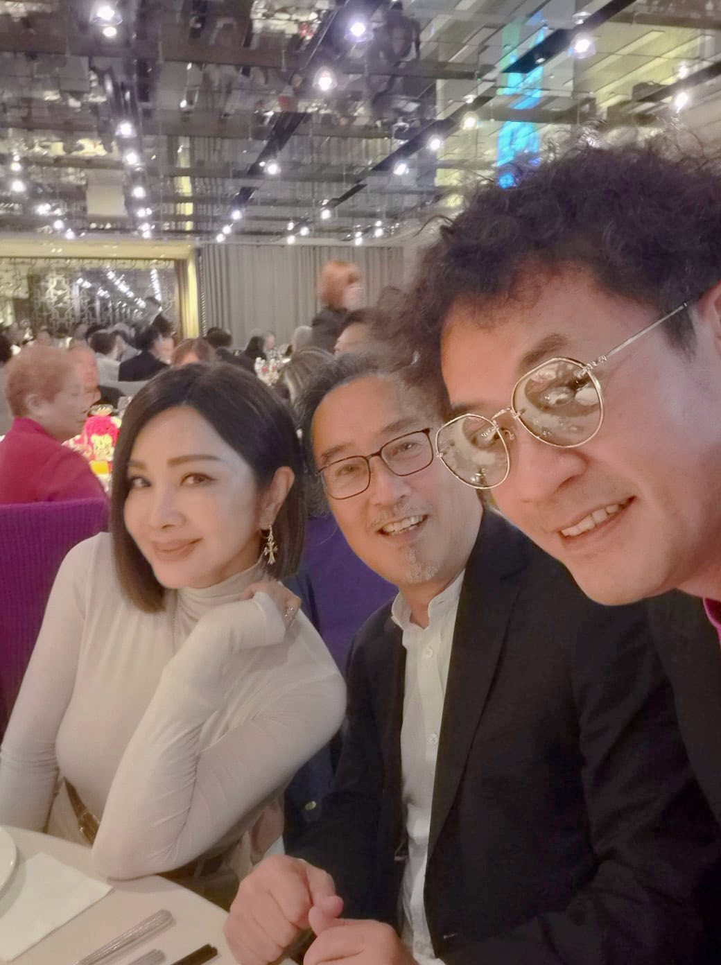 低胸性感亮相!陳美鳳「一部位爆改」年輕10歲 「一亮點卻遭嘲笑」粉絲心疼:都快70歲了