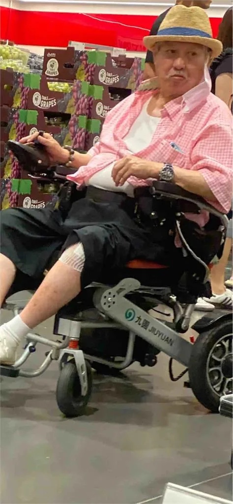李連杰才遭疑換器官!73歲洪金寶爆「坐輪椅卻神回春」 知情人曝「注射2液體」:中國權貴都在用