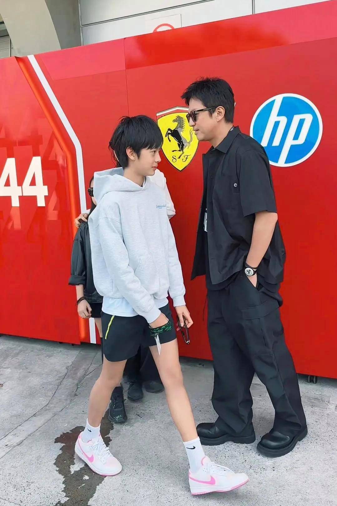 太有愛!演藝圈模範夫妻「歡慶長子14歲生日」 臉親到變形「俊俏神顏值」曝光:必須出道❤️